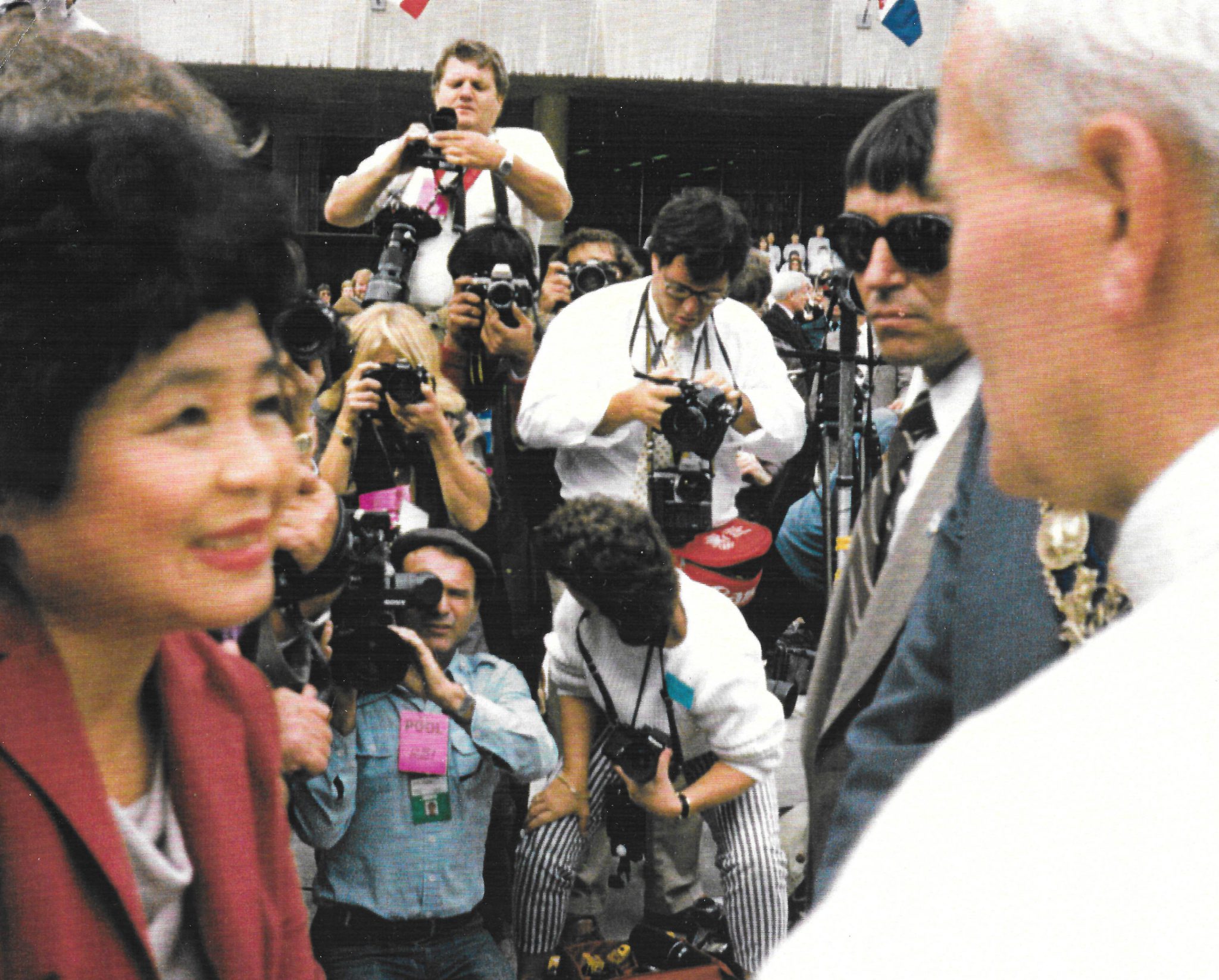 media pool taking pictures of the pope