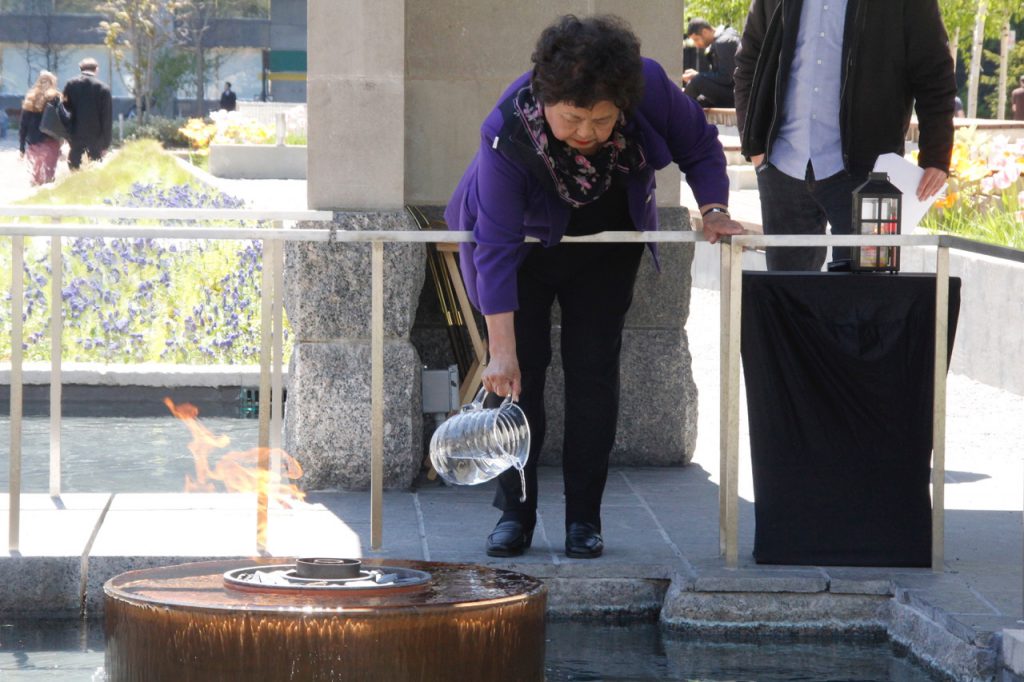 Setsuko Thurlow poured water from Nagasaki into the reflecting pool as a symbol of solidarity and peace.